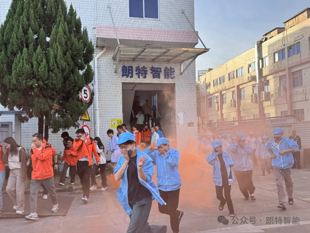 筑牢安全双防线—— yy易游体育智能发展消防演练与反诈宣传活动
